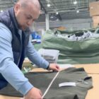 Проверка партии мужских футболок поло на складе в Гуанчжоу