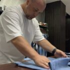 Проверка партии джинс для беременных на фабрике в Гуанчжоу