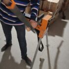 Проверка в работе образца ножовки по дереву